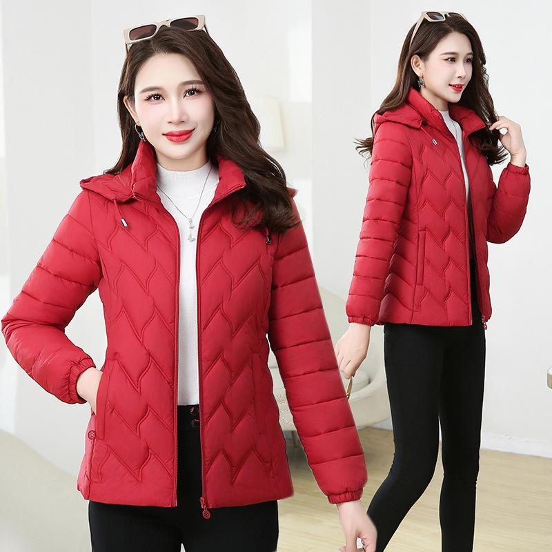 

Женская короткая хлопковая одежда с подкладкой на зиму, новая хлопковая одежда с подкладкой, приталенные и тонкие хлопковые куртки, маленькие куртки с капюшоном и легкие куртки, модные. 5XL Suggestions - 135-72.5 kg красный