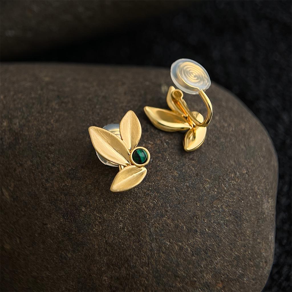 Ohrstecker aus 18 Karat Gold mit matt gebürstetem Blatt - Minimalistisches Design für leichten Luxus