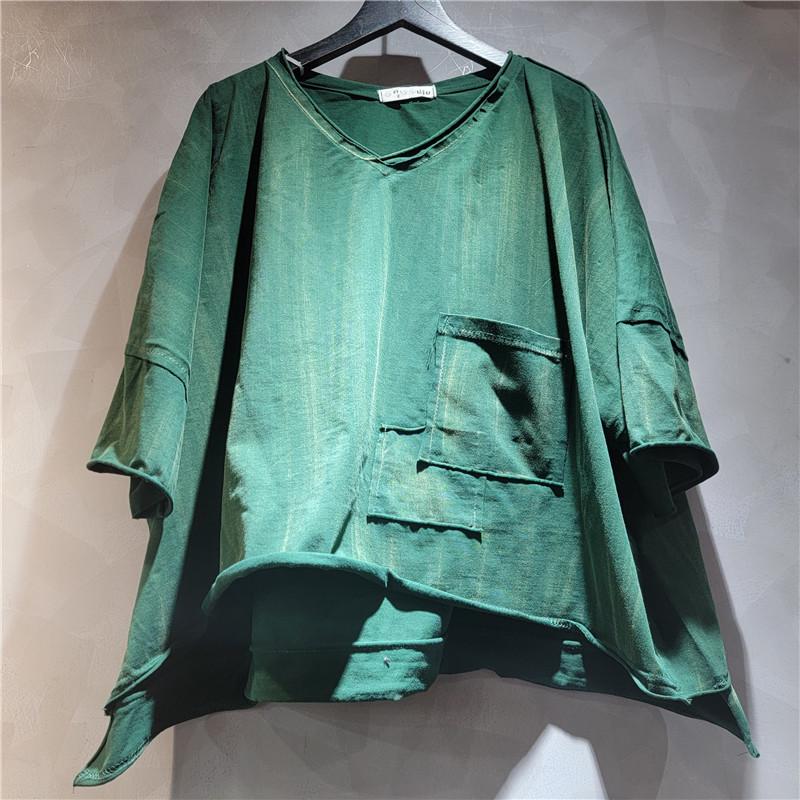 

Retro Distressed Hand-Rubbed Pullover with Appliqué and Rolled Hem - Loose, Versatile Top One Size смарагдовий/зелений