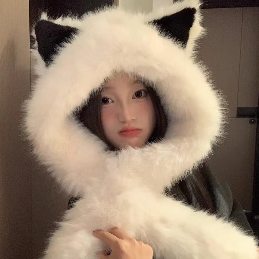 Thickened Plush Fox Ears, Hat, Scarf, Integrated Cold Protection and Warm Neck Protection In Autumn and Winter, Showing a Small Face