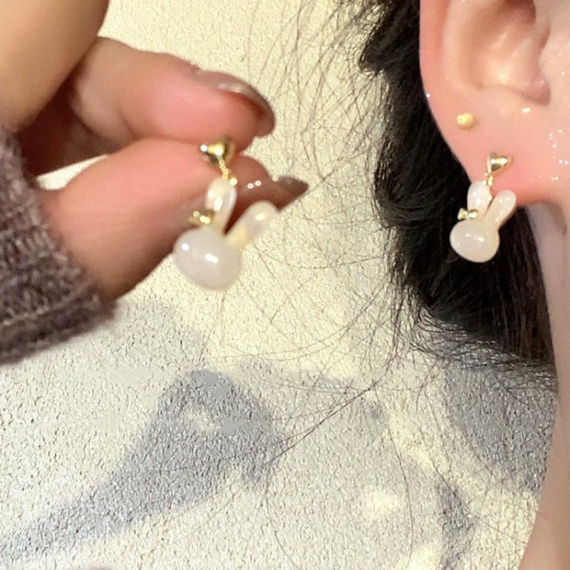 Fashion design sense Cute bunny fringed earrings Female creative sweet and cool exquisite stud earrings Versatile personality trendy earrings