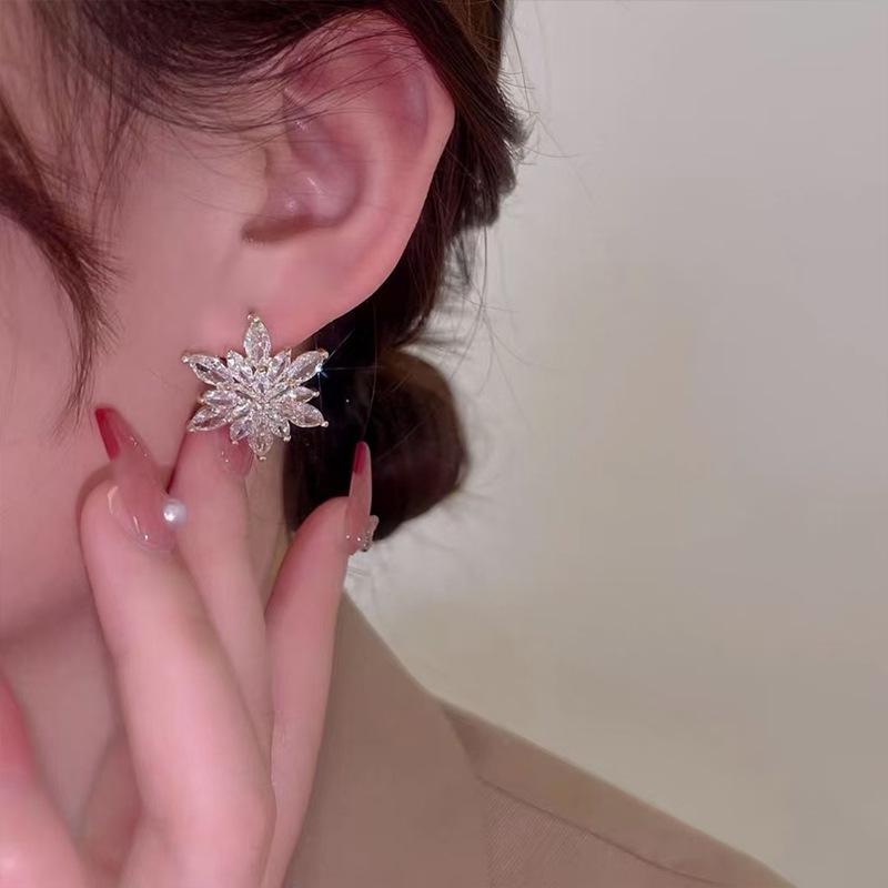 Sparkling Zircon Snowflake Stud Earrings For Women Shiny Crystal Ice Flower Earring Christmas Festival Jewelry New Year Gift