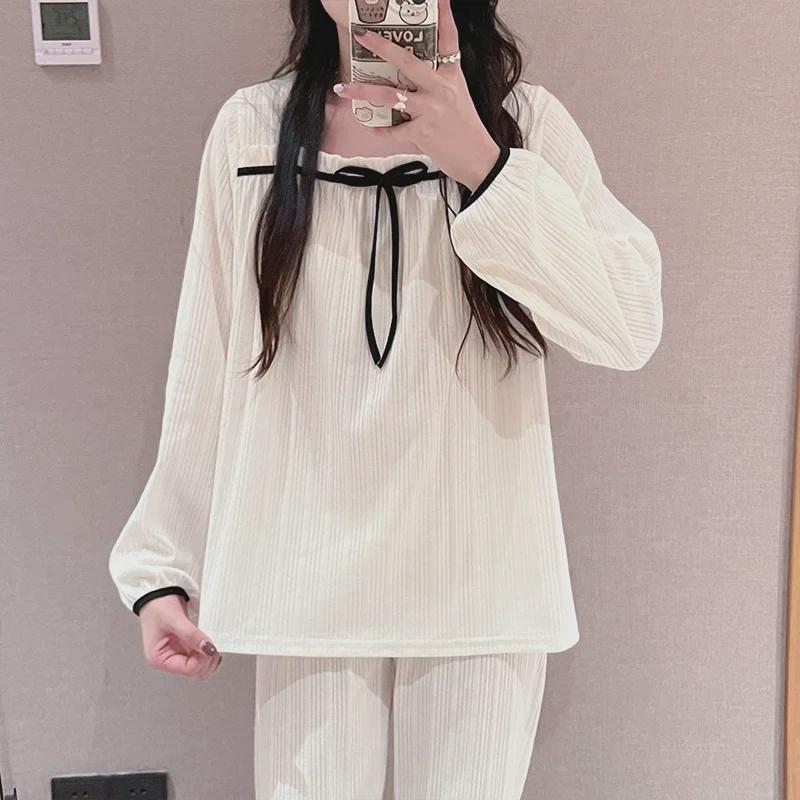 Pijamale cu desene animate în stil palat: Set proaspăt, casual, cu mânecă lungă, din două piese, ideal pentru interior sau exterior.