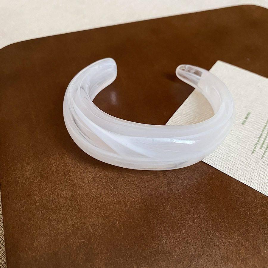 Oval Opening Acrylic Bracelet: Fashionable, High-End Hand Jewelry for Women