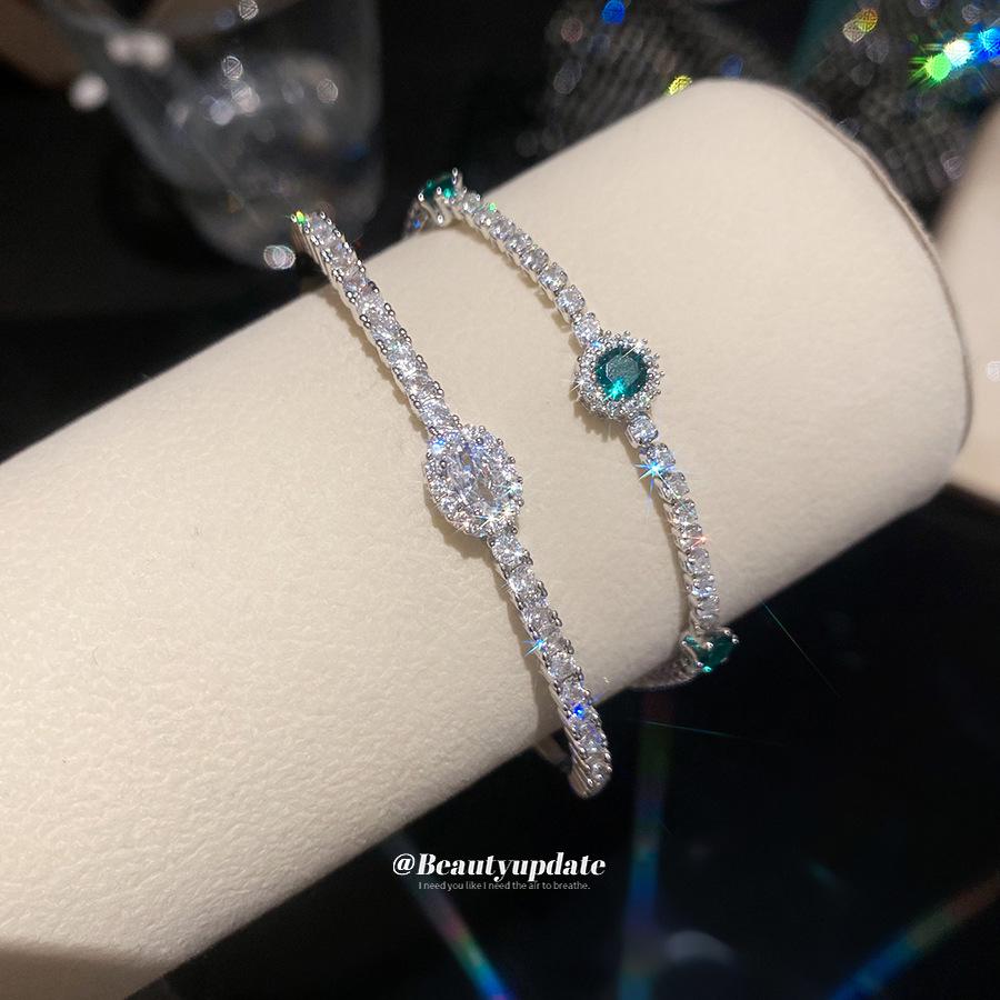 Luxury European & American Retro Zircon Geometric Flower Bracelet: Exquisite High-End Fashion Jewelry for Women
