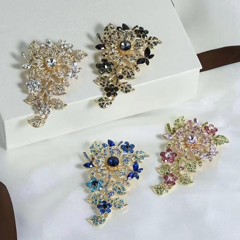 Stilfuld Rhinestones Blomstret Broche Alsidigt Modeaccessories til Kjoler Jakkesæt Afslappede Outfits Vintage Stilarter Elegant