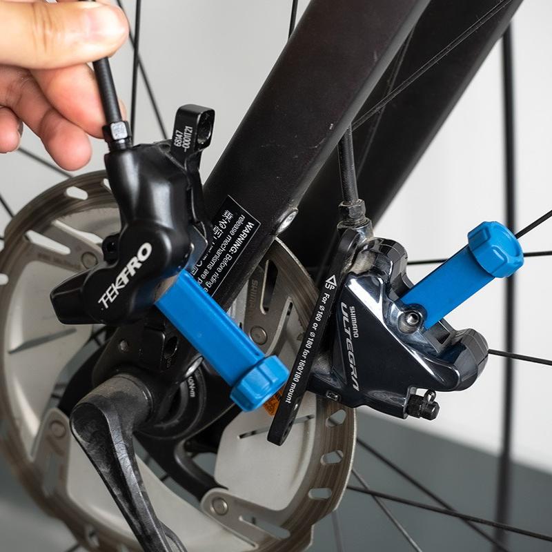 Portable Bicycle Brake Pad Spreader Tool 360° Rotatable Steel Oil Disc Piston Tool for Outdoor Road Bike Repair синий