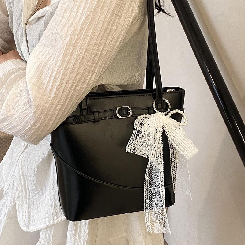 New Product Wholesale Fashion High Sense Korean Version Temperament Portable Bucket Bag Versatile Commuter Spice Girl Style Messenger Bag