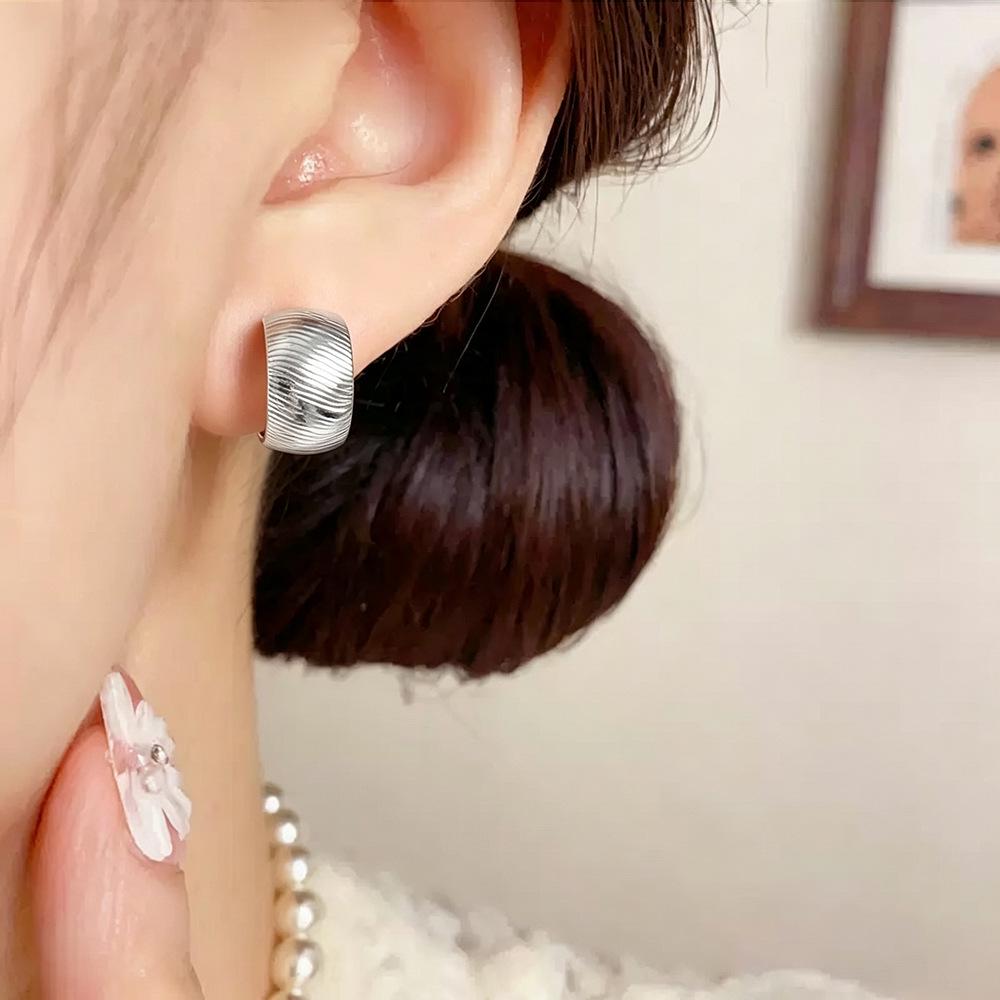 Retro C-Shaped Geometric Striped Texture Earrings - Fashionable and Versatile Design for Women.
