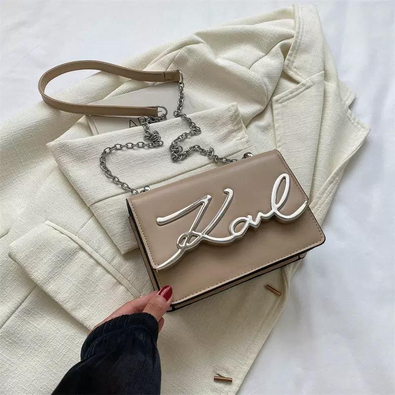 

Модна сумка кросбоді однотонна сумка на плече з металевим логотипом-літерою та ремінцем-ланцюжком, застібка на магнітну кнопку для щоденного використання