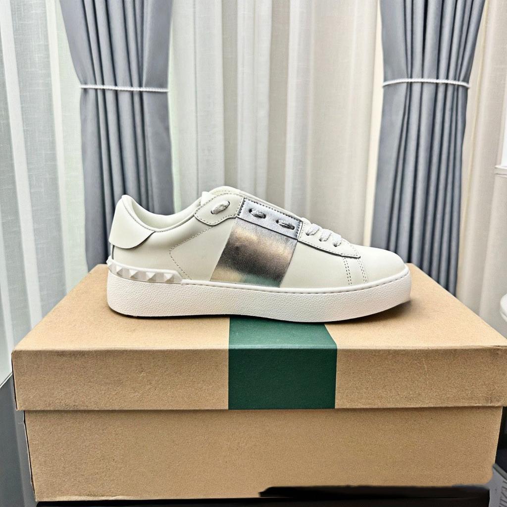 Sapatos brancos de sola grossa com rebites, sapatos casuais esportivos com cadarço versáteis para homens e mulheres, sapatos de skate casuais com combinação de cores para homens