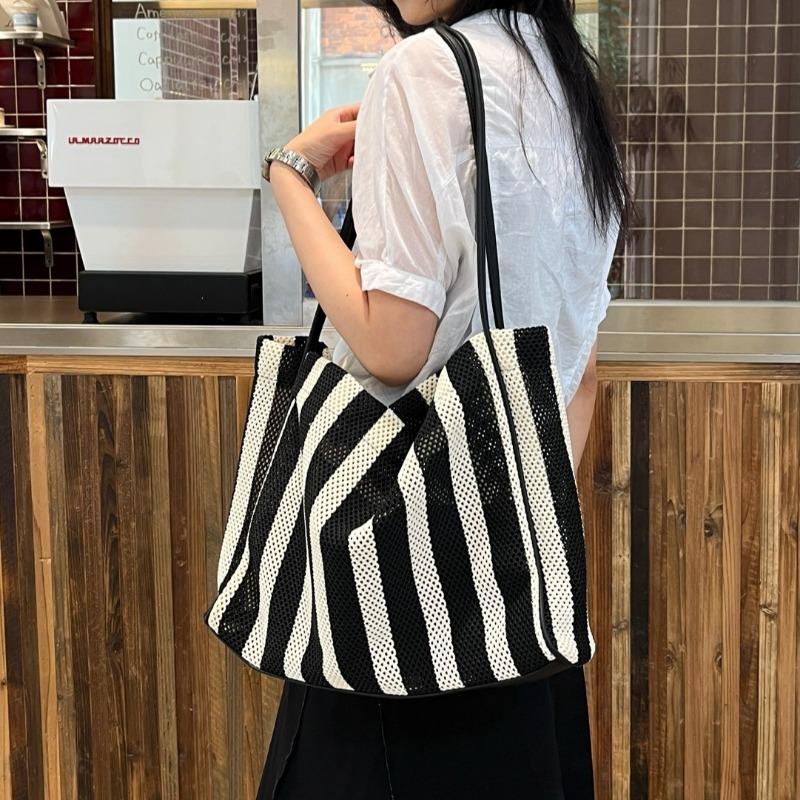 Tote Bag A Lightweight Woven Striped Crossbody Bag for Women A Large-capacity Single-shoulder Bag for Commuting