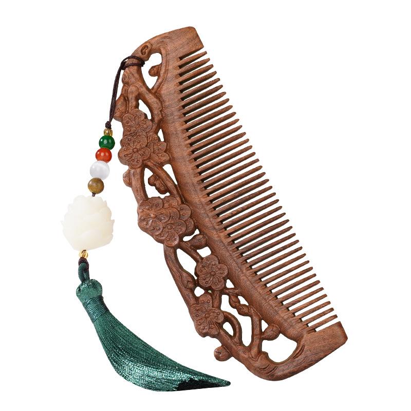 Schwarz-Gold Sandelholz Doppelseitig Geschnitzter Mondkamm, Hochwertige Chinesische Stil Geschenkbox: Auf einer Seite geschnitzt, auf der anderen glattes Haar.