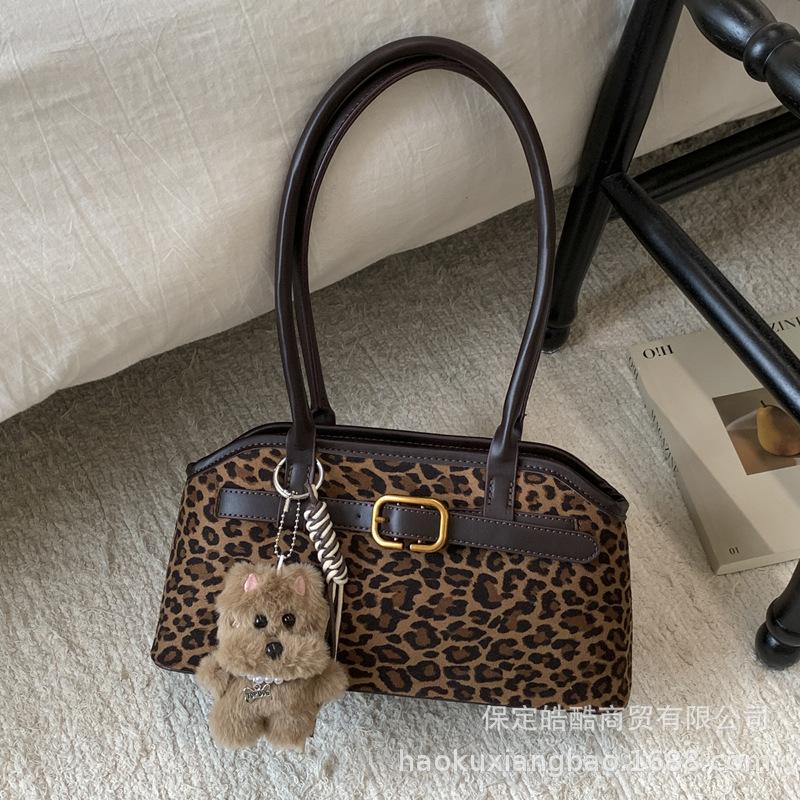 Retro niche suede bag women's 2025 new trendy autumn and winter versatile single shoulder underarm bag leopard print baguette bag