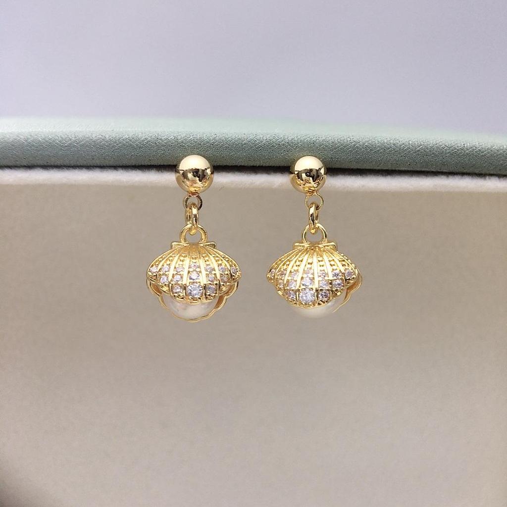 Raffinati Orecchini a Bottone con Perla e Conchiglia Aperta Intarsiata con Zirconi - Gioielli alla Moda e Versatili