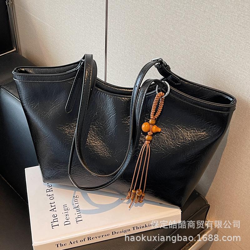 Retro Bag Women's Large Capacity 2025 New Autumn and Winter Versatile Simple Shoulder Bag Texture Commuter Tote Bag