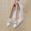 Célébrités d'Internet portent deux chaussures de mode de mariage 2025 nouvelles populaires chaussures pour femmes en satin et strass à bouche peu profonde à talon fin pointu chaussures de demoiselle d'honneur