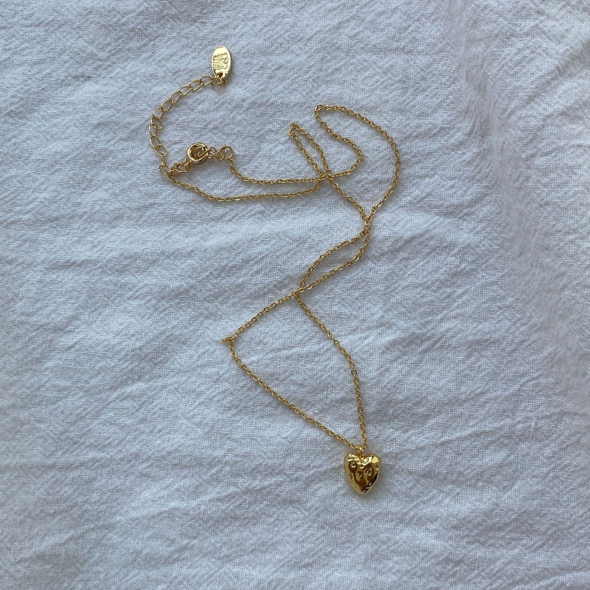 

Корейское нишевое ожерелье с кованым метеоритом и эмалью с подвеской в виде красного сердца