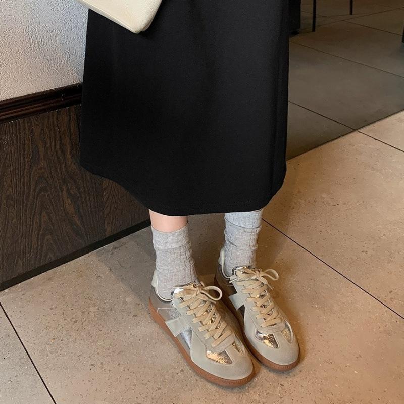 

Silver women s spring new retro leather sports and leisure shoes women s flats versatile board shoes 35 срібний