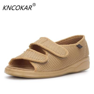 Sandalen mit offenem Zehenbereich und breitem Spann und Klettverschluss für bequeme Schuhe mittlerer und älterer Menschen