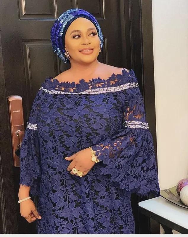 

Африканское женское кружевное платье-халат больших размеров с рукавами-трубами и платком на голове One Size