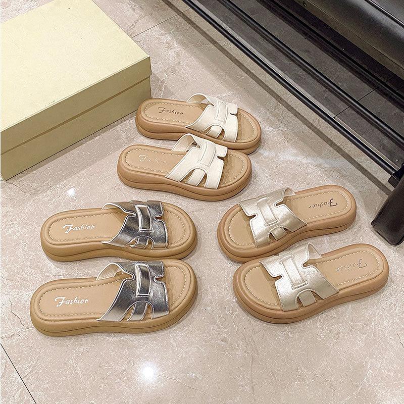 Cool Pantoletten mit dicker Sohle Damen Sommerbekleidung 2025 neue Modelle mit Röcken Feenwind Gefühl auf Scheiße treten Strand Ein-Wort-Sandalen