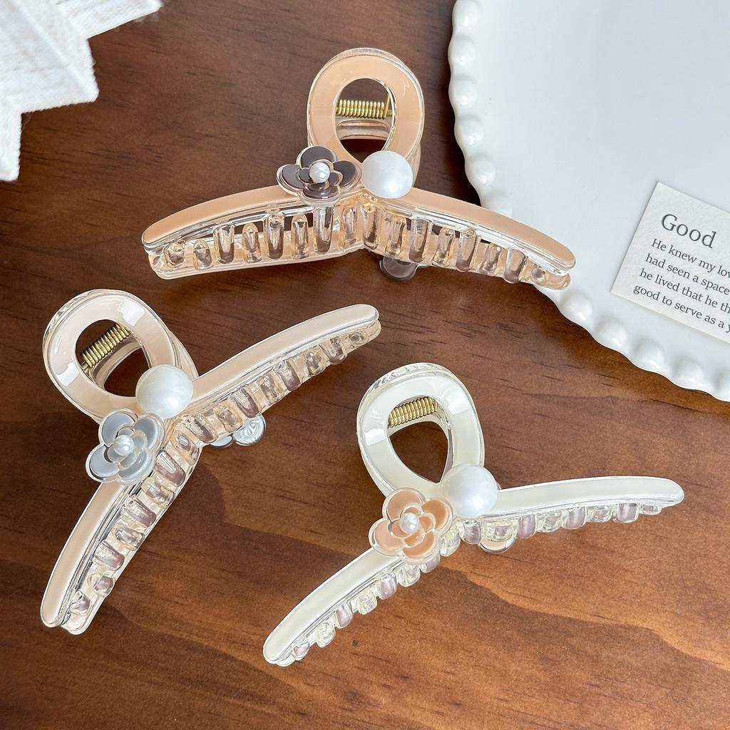 Crafted Retro Beautifully Hair Claw Clip With Elegant Pearl Design For Looks Sophisticated