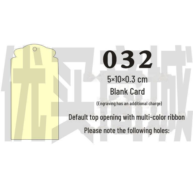 Gravovaná dřevěná karta s přáním s prázdnou visačkou a závěsnou cedulkou