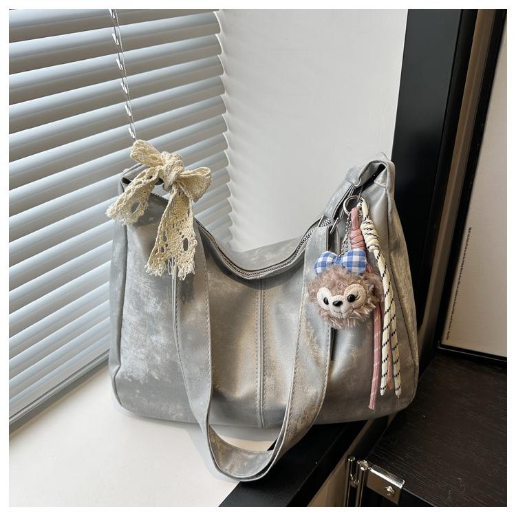 

This year s popular bag women s 2025 new autumn and winter large-capacity versatile commuter shoulder bag messenger bag women Without pendant серебряный