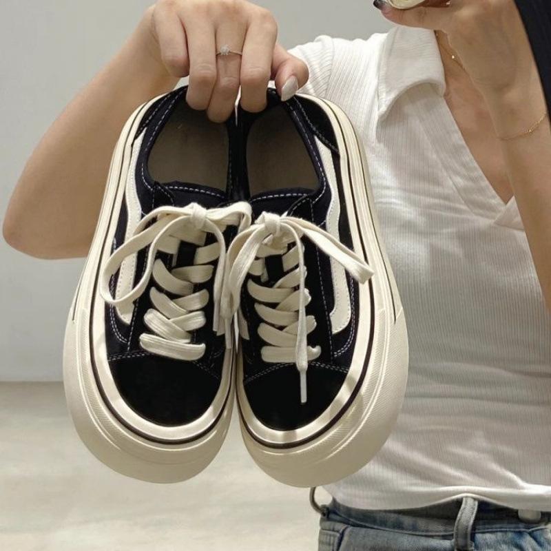 Nischen-Freizeit-Board-Schuhe 2025 Herbst neue kleine weiße Schuhe hässlich süße Großkopfschuhe vielseitige klassische Plateau-Canvas-Schuhe Damen
