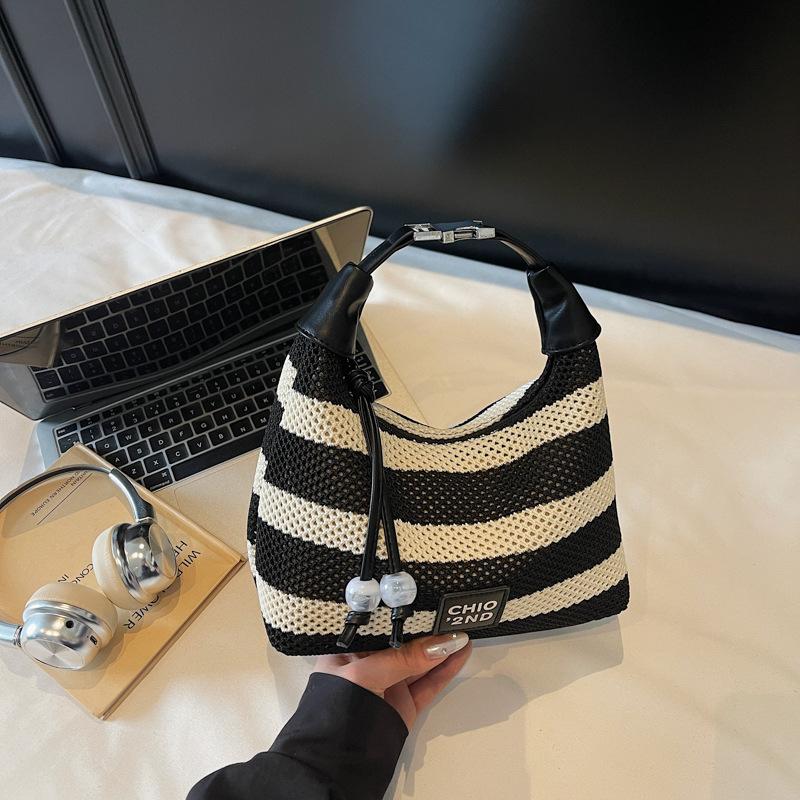 

Summer small bag women s new fashion versatile messenger bag underarm bag exquisite portable dumpling bag чорний