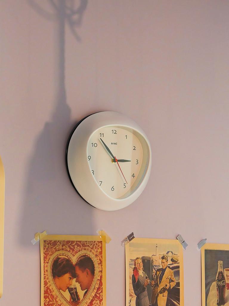 Ainobia Ormi Round Wall Clock