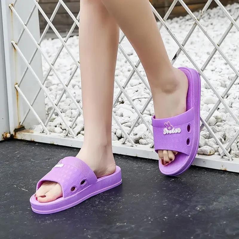 

Товсті шльопанці на платформі для жінок домашні з м якою підошвою, сандалі-слайди-подушки, жіночі літні пляжні нековзкі шльопанці, тапочки для ванної кімнати 40 фіолетовий