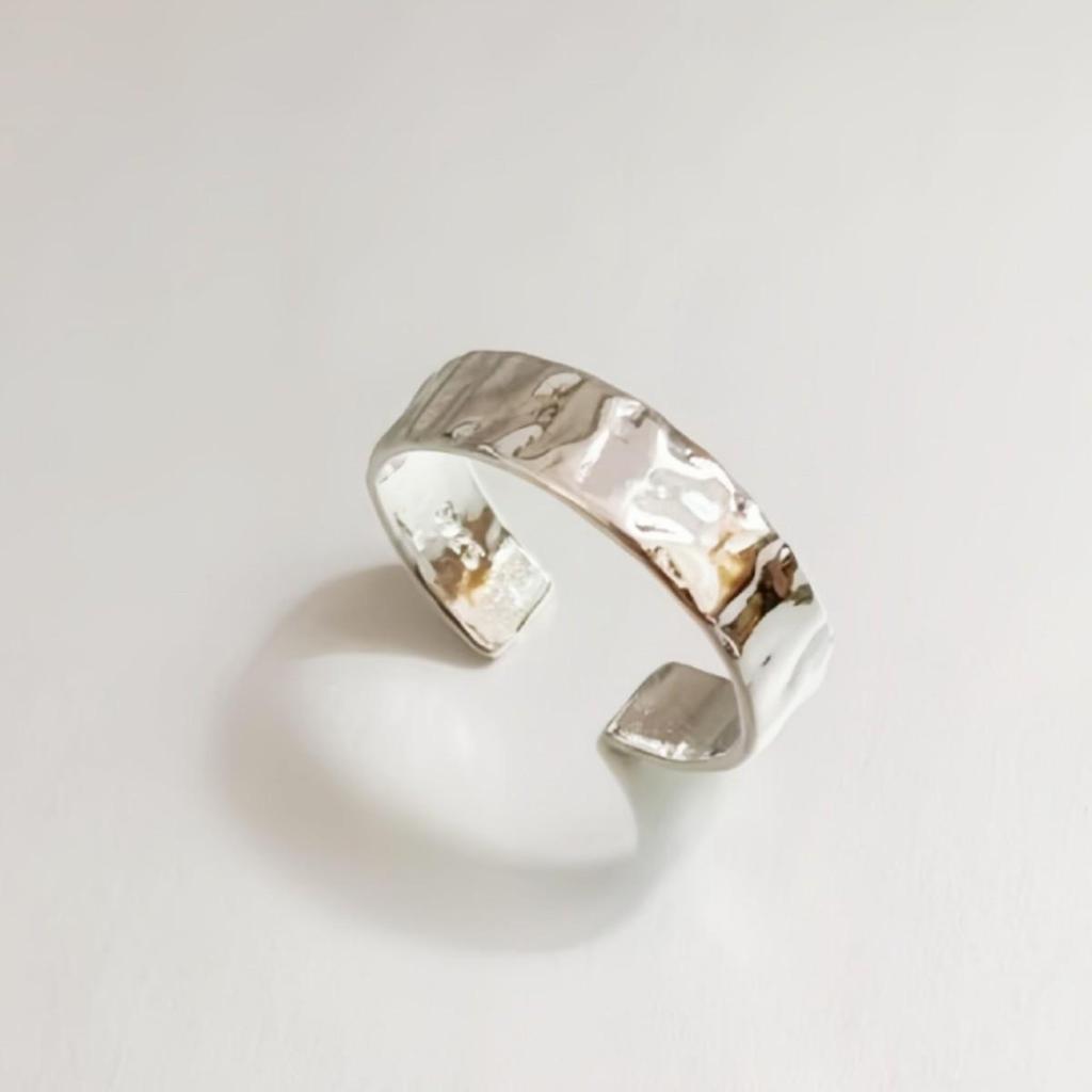 Fashionable Textured Tin Foil Ring with a Versatile Niche Design