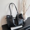 Casual Retro Portable Tote Bag  Trendy Commuter Winter New Maillard Large Capacity Shoulder Bag