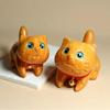 Geschnitzte Sandelholz-Figur einer selbstbewussten Katze: Süßes Cartoon-Kätzchen Handgefertigtes Geschenk