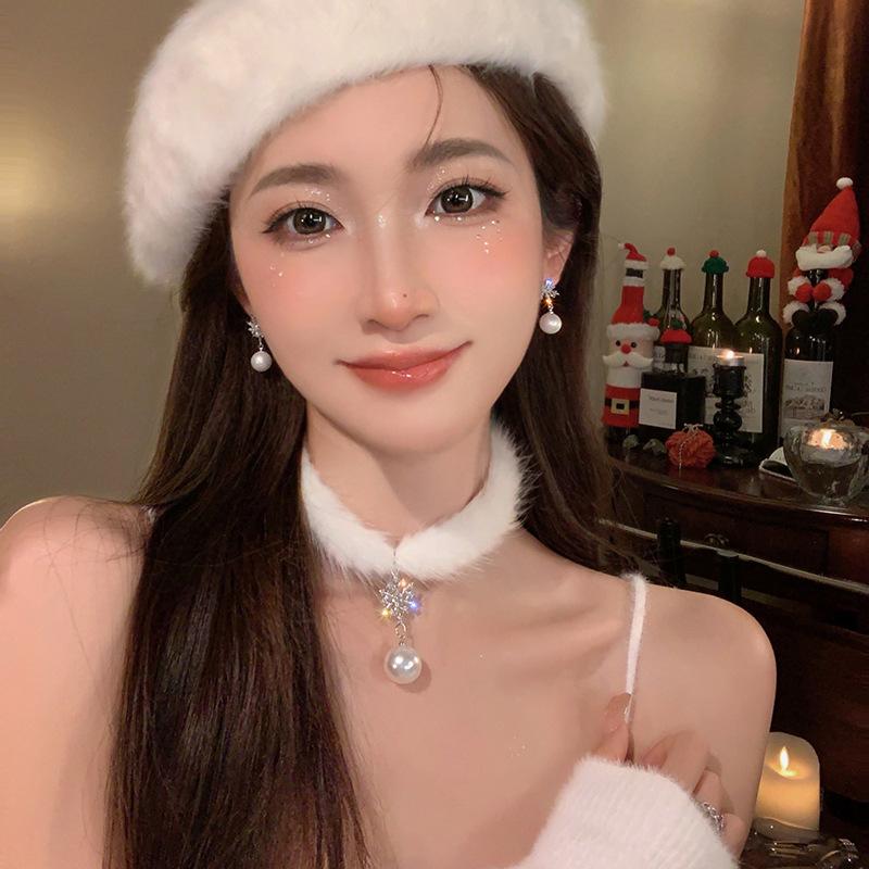 Autumn and winter Christmas zircon snowflake pearl necklace niche fashion temperament neck chain high-end versatile jewelry