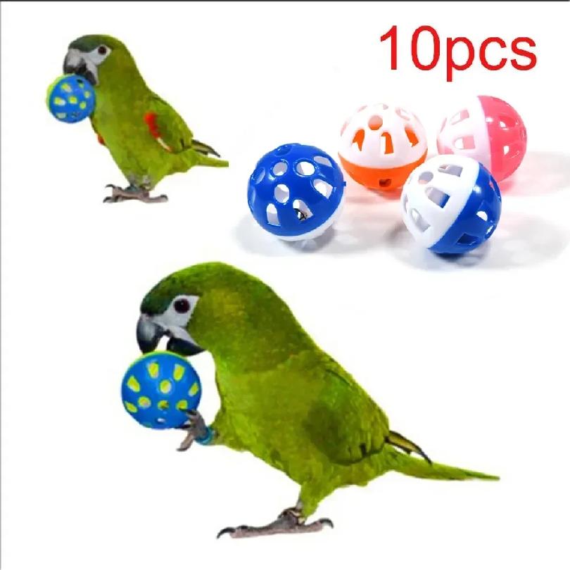 Die interessanten Spielzeuge im Vogelkäfig sind nicht mehr langweilig.