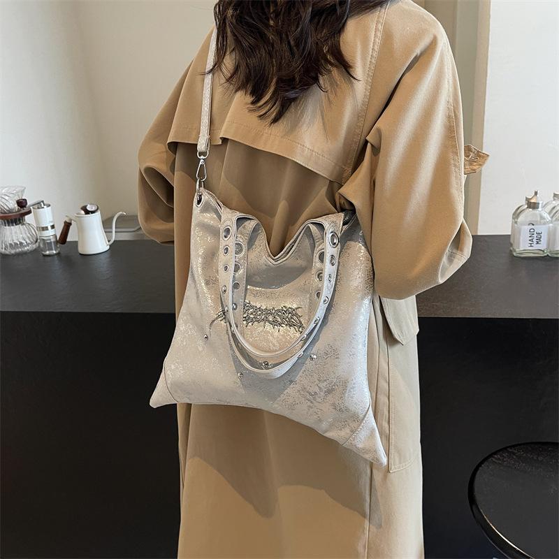 Nischendesign Dark Wind Spice Girl Handnieten-Achseltasche 2025 neu große Kapazität Schulter Crossbody Tragetasche