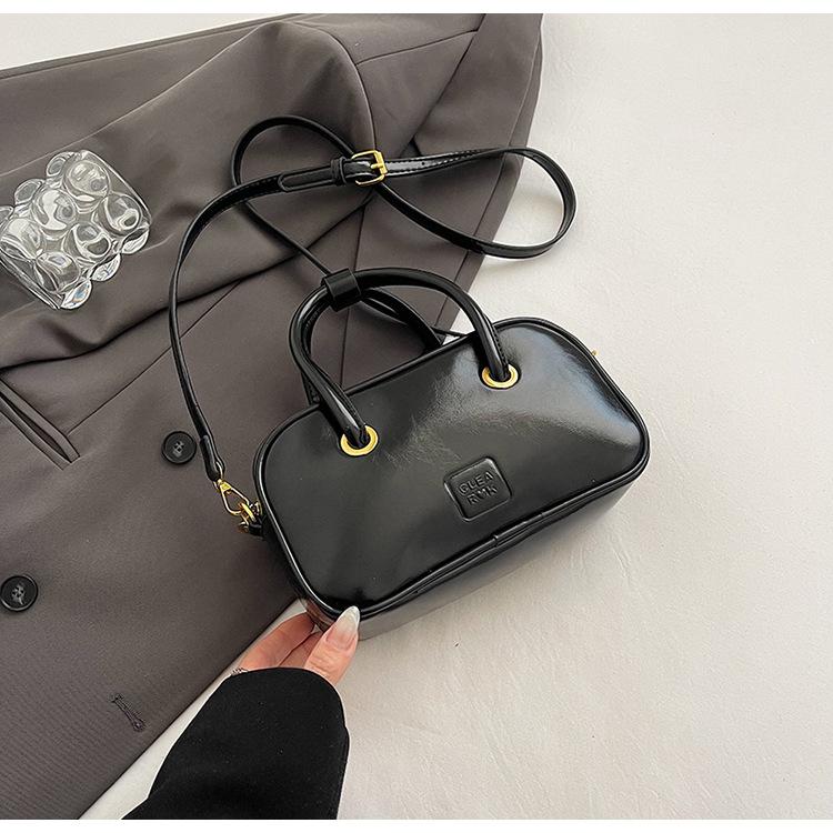 

2025 new Korean fashion versatile portable small square bag foreign style commuting casual simple high sense messenger bag women