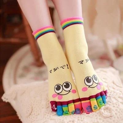 New Cute Casual Five-toe Mid-tube Finger Show Fun Short Cartoon Cotton Smiley Bear Socks Wholesale