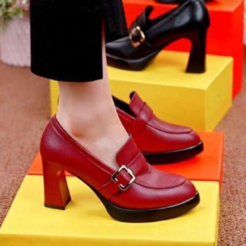 

The New Style of Shoes Features A Round-toed, Deep-mouthed Single Shoe That Is Versatile. It Is Made of Soft Leather and Has A Thick Heel 40