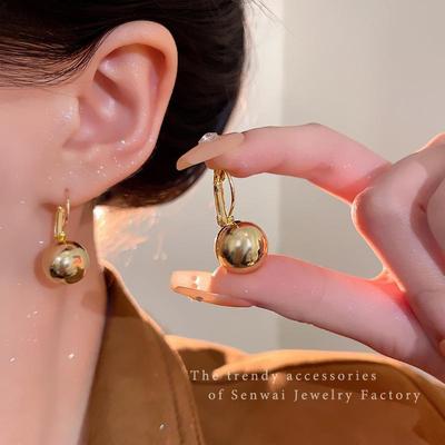 Europäische und amerikanische Metallkugelohrringe: Schicke goldene Ohrstecker für Damen – moderner, schlichter, leichter, luxuriöser, kalter Stil.
