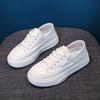 Beliebte faule zwei tragen kleine weiße Schuhe Damenmodelle 2025 Herbst neue vielseitige flachbodige lässige Ein-Pedal-Board-Schuhe super heiß