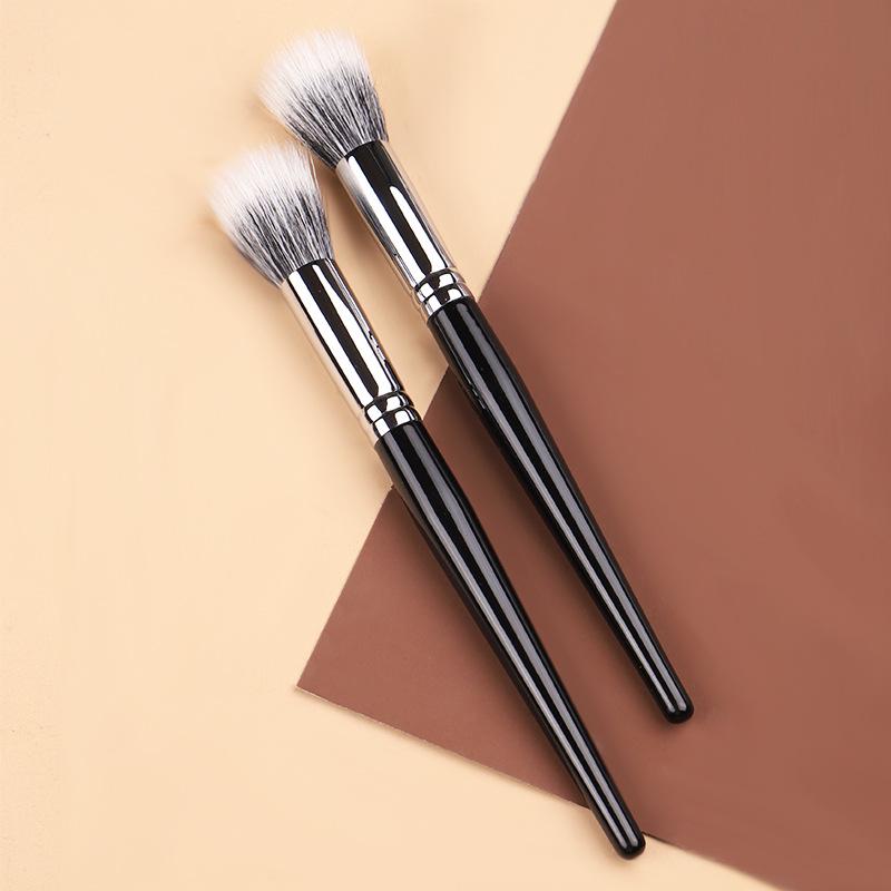 Flat Head Blush Stippling Brush - Fine Goat Hair Makeup Tool