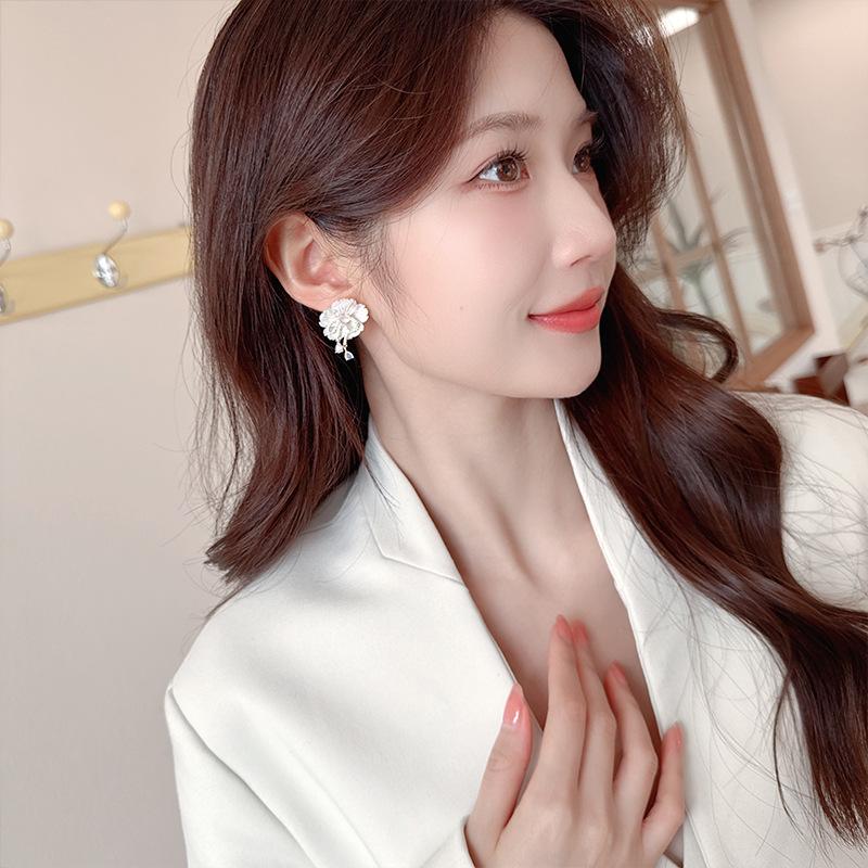 Women's Light Luxury Design Elegant Flower Droplet Tassel Earrings Fashionable And Versatile Niche Design Earrings