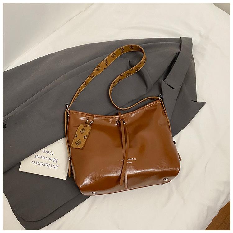 This year's popular bag women's large capacity 2025 new fashion casual shoulder messenger bag versatile commuter tote bag