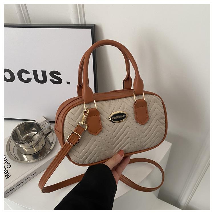

Korean version of simple handbag 2024 early spring new bag women s retro personalized messenger bag fashion casual shoulder bag хакі