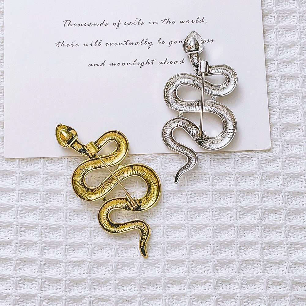 Broche Cobra de Luxo Coração de Cristal Verde Animal do Zodíaco Pins de Lapela para Mulheres Exquisite Broche de Joias para Festa de Lenço Vestido Casaco