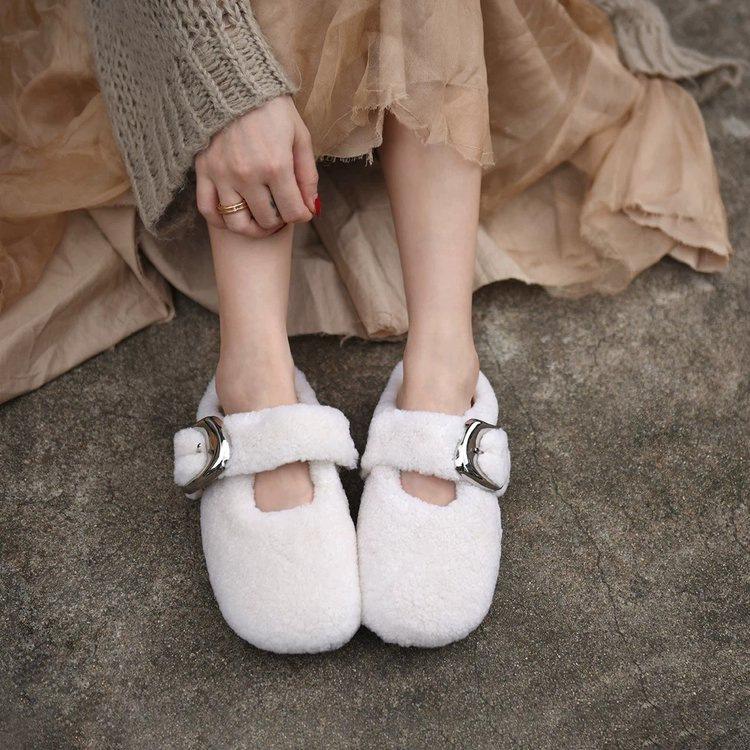Gentle and comfortable flat-bottomed fluffy shoes female 2025 autumn and winter new fairy wind outer wear velvet word Mary Jane cotton shoes